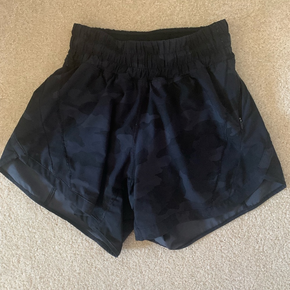 Lululemon Track That Mid Rise short 5inch in Black Camo, Size 2